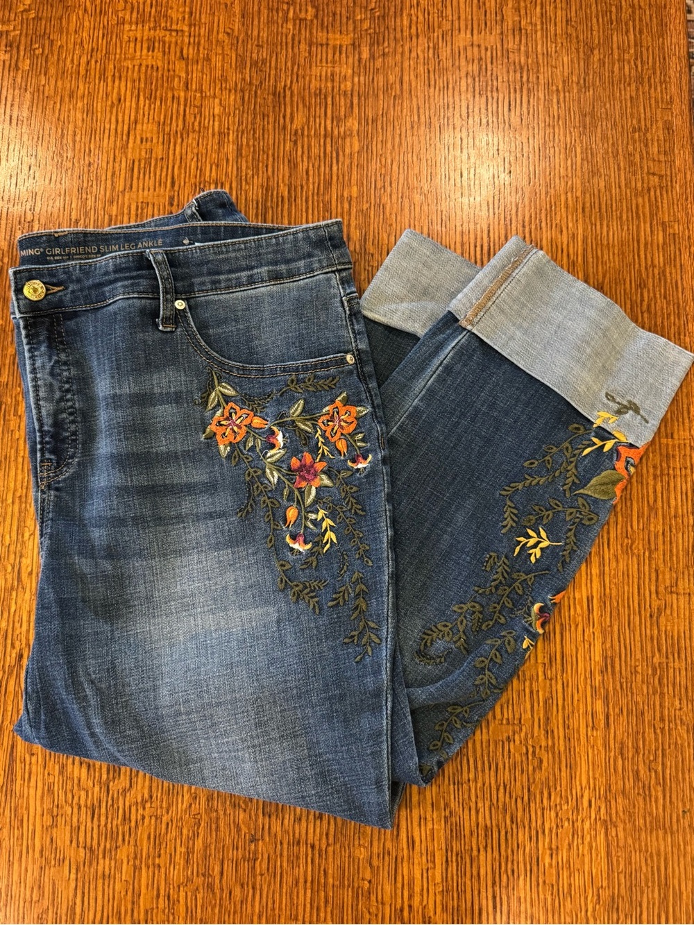 🎉HP🎉. Chico’s So Slimming Slim Leg Ankle Embroidered Jeans